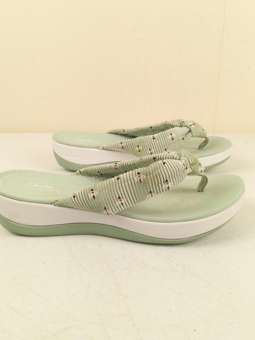 Clarks Cloudsteppers Thong Sandals Women Size 12 Green Stripe Bee Print Slip On